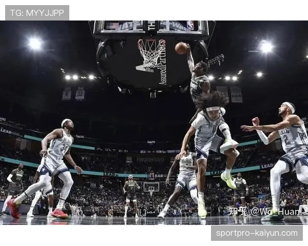 特写：爱德华兹隔扣戈贝尔后挂在篮筐上怒吼，森林狼主场陷入疯狂